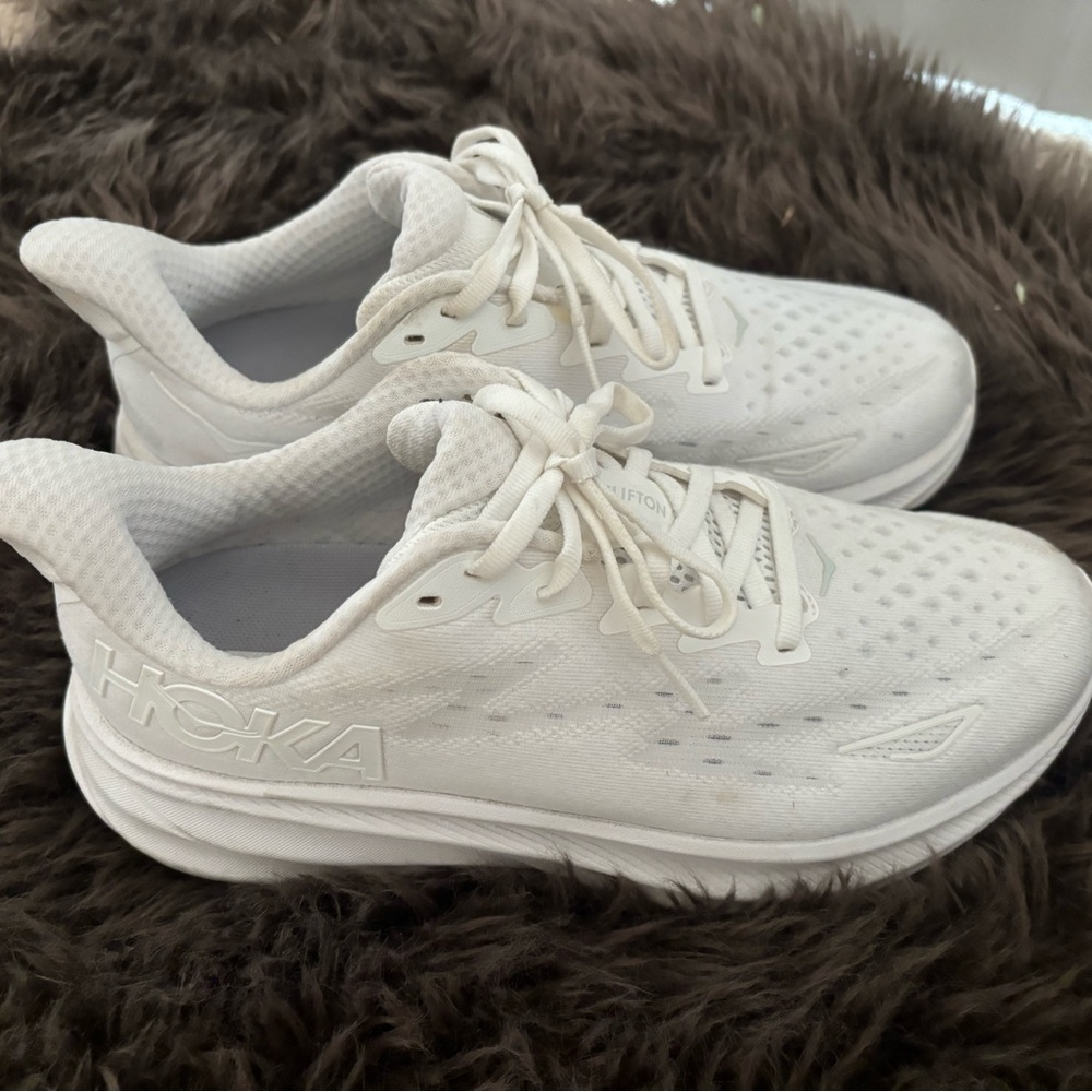 Women's hoka Clifton 9.